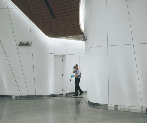 CURATENIE_IN_CENTRE_COMERCIALE